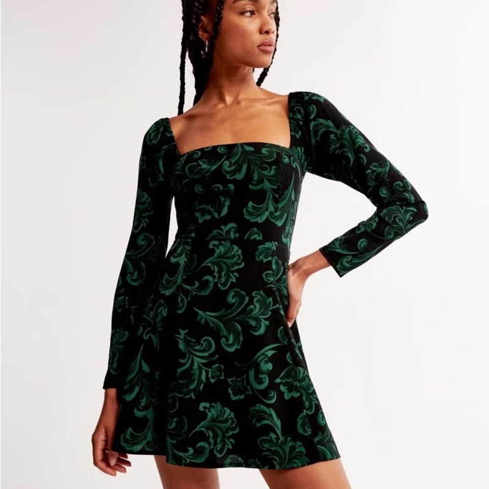 🌟 NWT Abercrombie & Fitch Black and Green Floral Dress